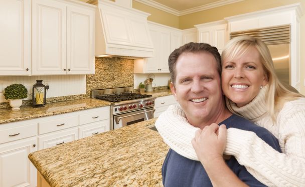 glückliches Paar in schönen benutzerdefinierten Küche - Foto, Bild