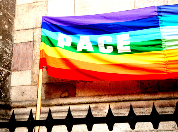bandeira de paz arco-íris durante uma manifestação de pacifistas italianos
 - Foto, Imagem