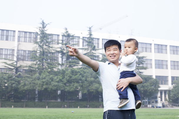 Kínai Atya és fiú messziről mutat - Fotó, kép