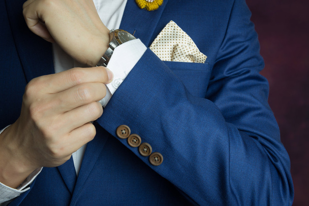 hombre en traje azul, haciendo botón
 - Foto, Imagen