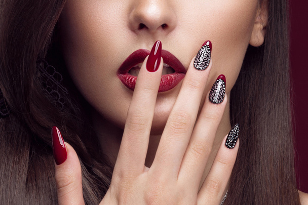 Pretty girl with unusual hairstyle, bright makeup, red lips and manicure design. Beauty face. Art nails. - Foto, immagini