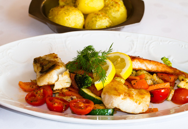 Balık fileto accompaniments ile restoranda servis - Fotoğraf, Görsel