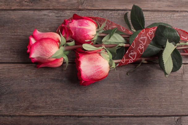 roses on wooden background - 写真・画像