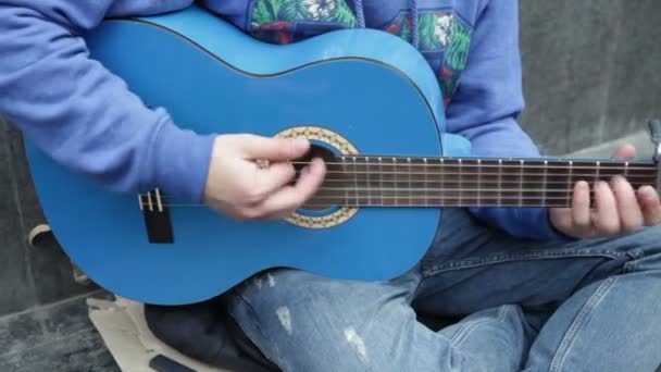 pouliční umělec hudebník: hraje akustická kytara v ulici - Záběry, video