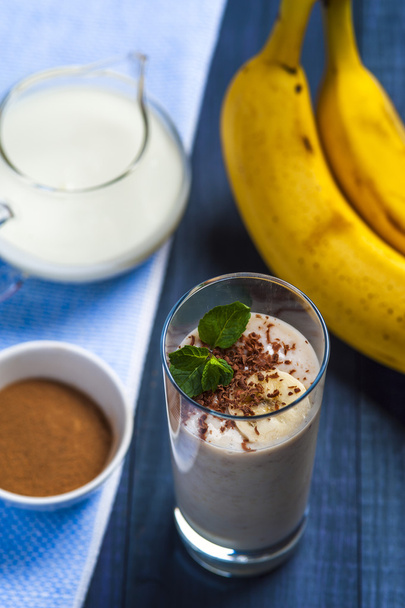 Banana smoothie with chocolate flakes - Valokuva, kuva