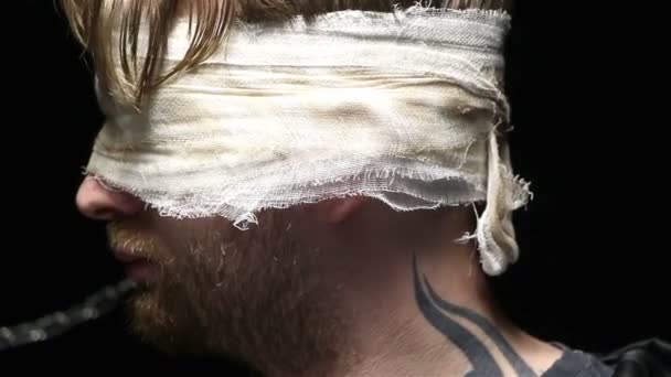 El hombre ciego gira la cabeza en breve
 - Metraje, vídeo