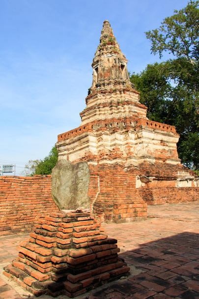Stupas pagoda, escultura de pagoda de Buddha en el templo de Wat Worachet, la civilización antigua de Siam
 - Foto, imagen