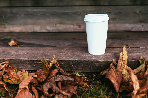 white paper coffe cup with brutal autumn leaves - Foto, immagini