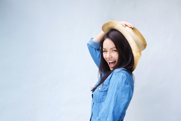 Vilkas nuori nainen nauraa cowboy hattu
 - Valokuva, kuva