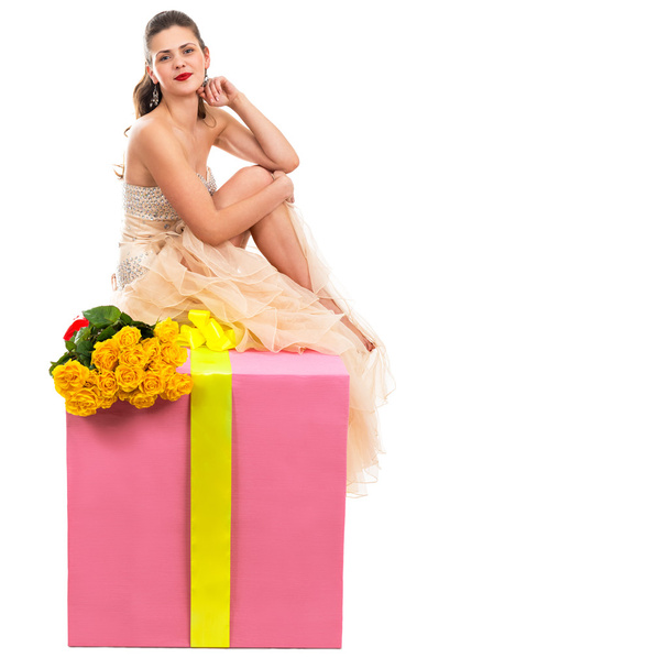 Πορτρέτο του μια όμορφη και ευτυχισμένη γυναίκα με ένα μεγάλο δώρο - Φωτογραφία, εικόνα