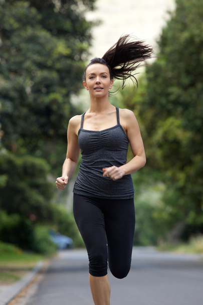 egészséges fiatal nő, futás a szabadban - Fotó, kép