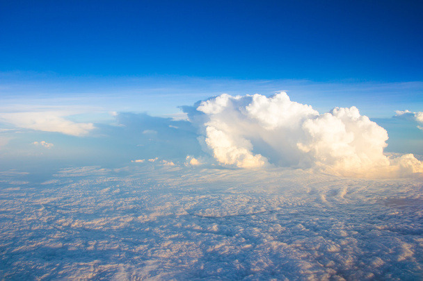 блакитне небо з хмарою крупним планом
 - Фото, зображення