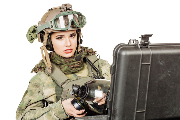 woman ranger selects the gear before the battle - Foto, Bild