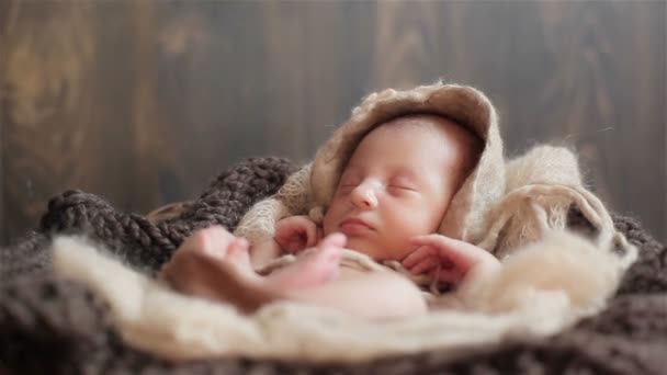 Κοντινό πλάνο του αξιολάτρευτο μικροσκοπικό νεογέννητο μωρό κοιμάται σε μια όμορφη πόζα αγγίζοντας τα μάγουλα με χαριτωμένα μικρά δάχτυλα - Πλάνα, βίντεο
