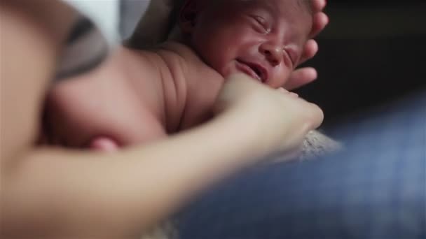 Zbliżenie maleńkiego noworodka płacze desperacko. Pielęgniarka w maskę próbuje uspokoić żało zmęczony kłamliwy i krzyczeć chłopca - Materiał filmowy, wideo