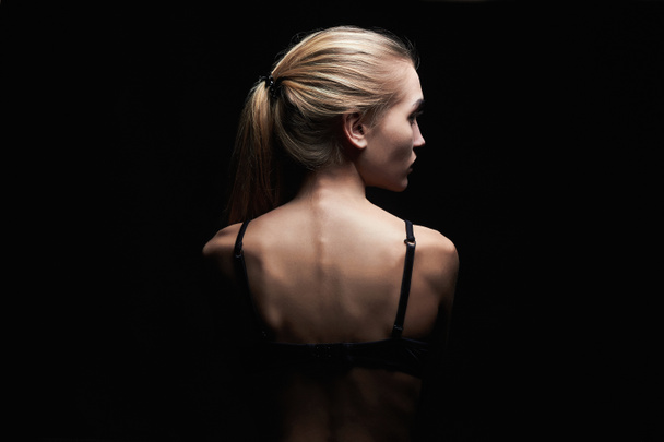 黒 background.sport 体少女の裸の背中を持つ若い女性 - 写真・画像