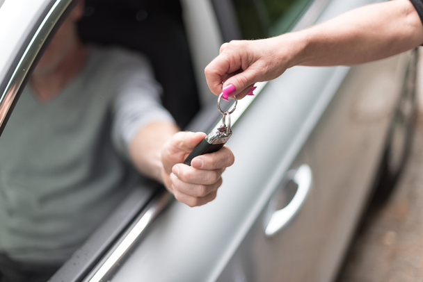 Hombre consiguiendo las llaves de su coche
 - Foto, Imagen