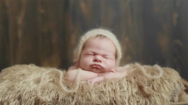 Close-up van kleine schattige baby jongen proberen om wakker te worden en het maken van grappige gezichten reageren op aanraken in een idyllische geënsceneerde omgeving - Video