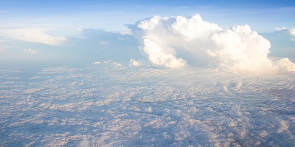 μπλε του ουρανού με το σύννεφο closeup ως φόντο - Φωτογραφία, εικόνα