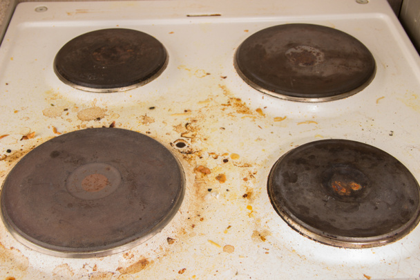 Очень грязная плита на кухне. Жир после приготовления пищи
 - Фото, изображение