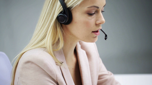 zakenvrouw met computer en hoofdtelefoon praten - Video