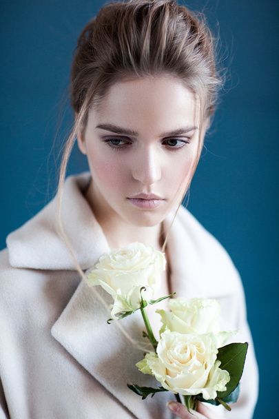 model posing with flowers - Foto, Bild