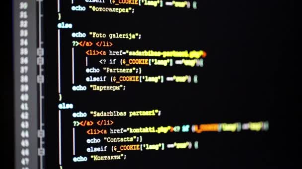 Scrollen des Programmiercodes auf dem Computermonitor - Filmmaterial, Video