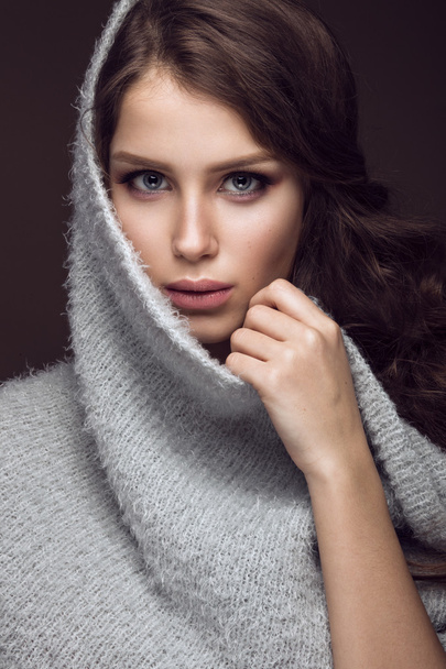Beautiful young girl with gentle make-up in warm sweater and long straight hair. Beauty face. - Foto, Bild