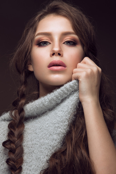 Beautiful young girl with gentle make-up in warm sweater and long straight hair. Beauty face. - Foto, Bild