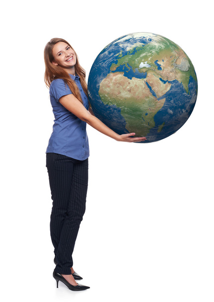 Žena v plné délce drží zemi světa - Fotografie, Obrázek
