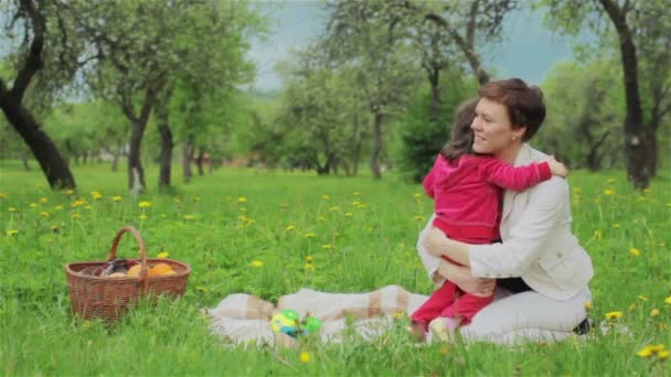少女は、彼女の母を抱き締めます。夏のピクニック - 映像、動画