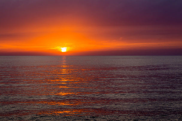 Puesta de sol mágica sobre el mar Adriático
 - Foto, imagen