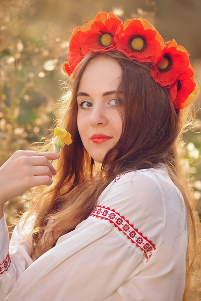 Mädchen in der ukrainischen Nationaltracht mit Blume - Foto, Bild