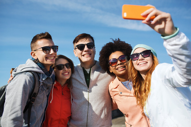 smiling friends taking selfie with smartphone - Φωτογραφία, εικόνα