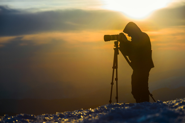 カメラマンのシルエットの山 - 写真・画像