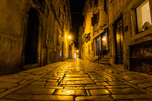 Enge Gasse in der Nacht der Altstadt - Foto, Bild