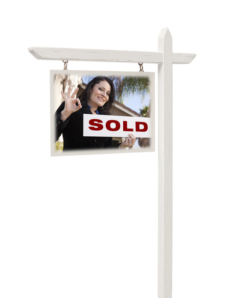 Gayrimenkul işareti kadın ajanı ve satılan işareti - Fotoğraf, Görsel