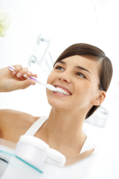 kobieta myjąca zęby - Zdjęcie, obraz