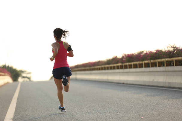 kobieta biegacz na drodze - Zdjęcie, obraz
