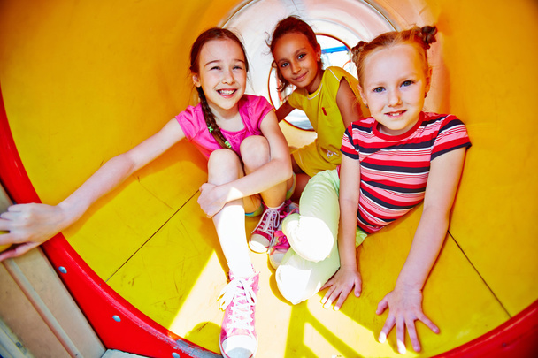 Meninas em playground slide
 - Foto, Imagem