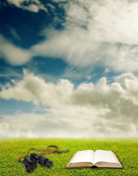 Binoculaire et livre sur l'herbe, Vision du concept d'éducation
 - Photo, image