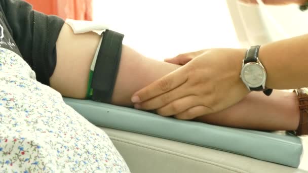 Spender spenden Blut im Krankenhaus - Filmmaterial, Video