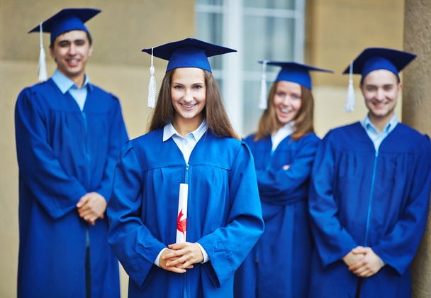 Φοιτητές στην αποφοίτηση φορέματα - Φωτογραφία, εικόνα