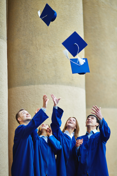 счастливые выпускники бросают свои минометы
 - Фото, изображение