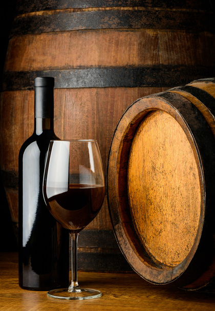 Κόκκινο κρασί γυαλί και μπουκάλι - Φωτογραφία, εικόνα