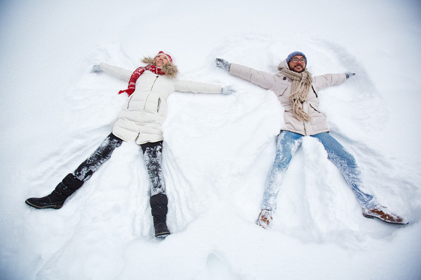 ευτυχισμένο ζευγάρι απολαμβάνει το χειμώνα - Φωτογραφία, εικόνα