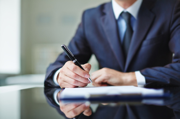 Businessman Signing a contract - Фото, зображення