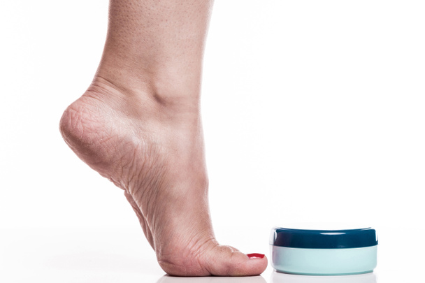 Pflege der trockenen Haut an den gepflegten Füßen und Fersen mit Cremes - Foto, Bild