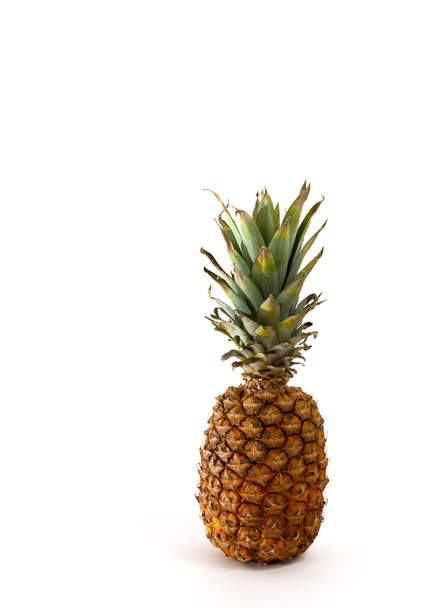 Friss ananász izolált fehér háttér - Fotó, kép