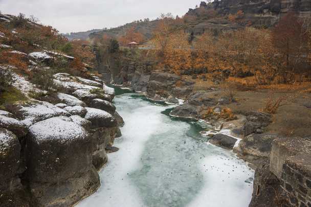River with green waters, snow and ice near Meteora in Greece - Foto, imagen